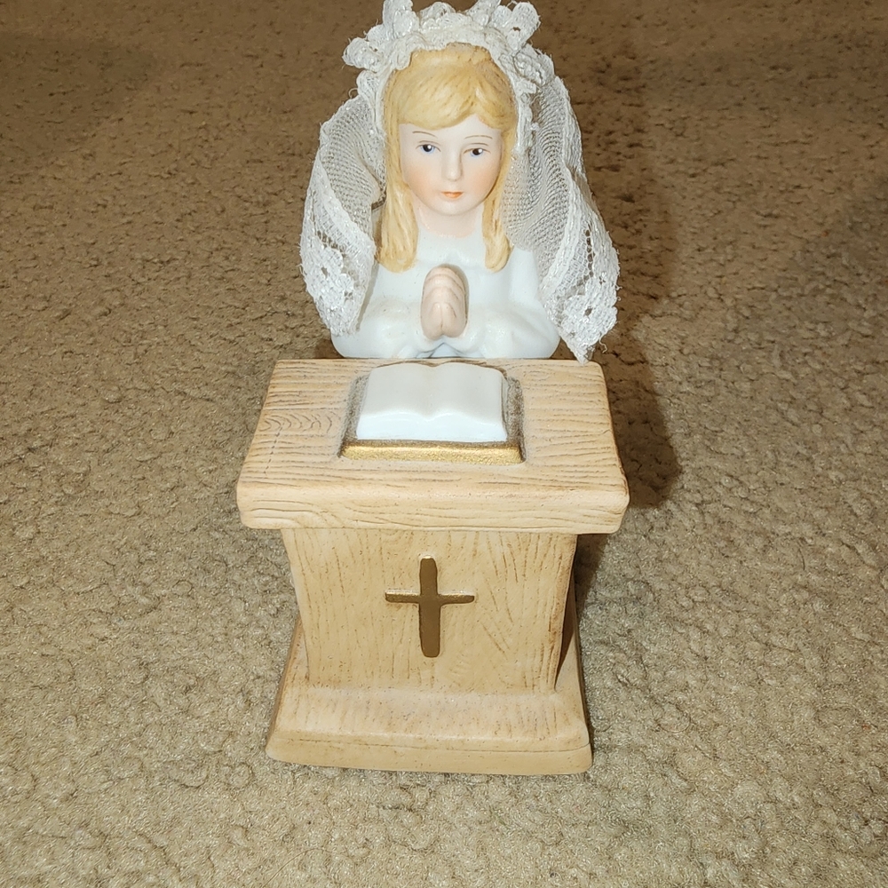 Paying girl Statue